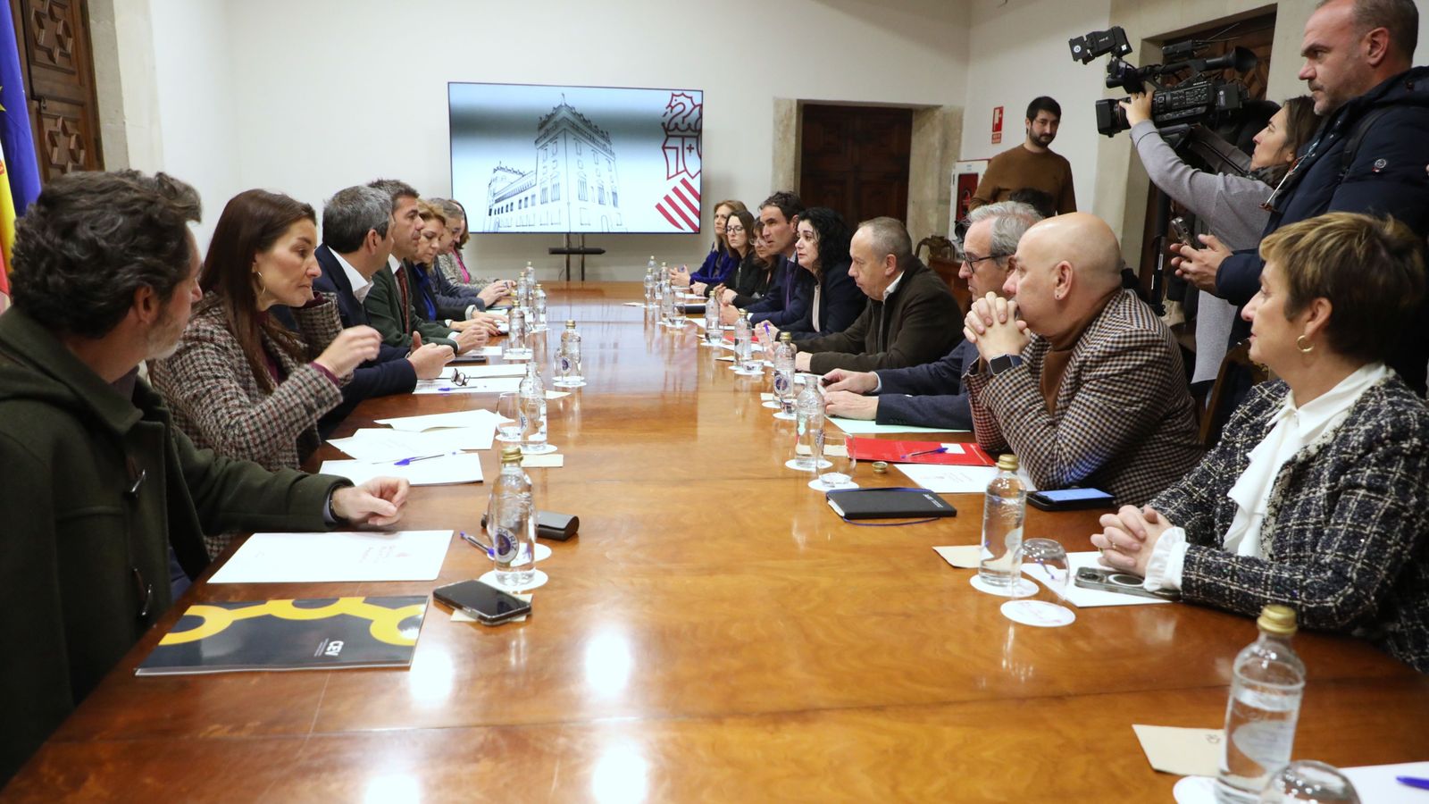 En imatge, la reunió de la taula de diàleg social