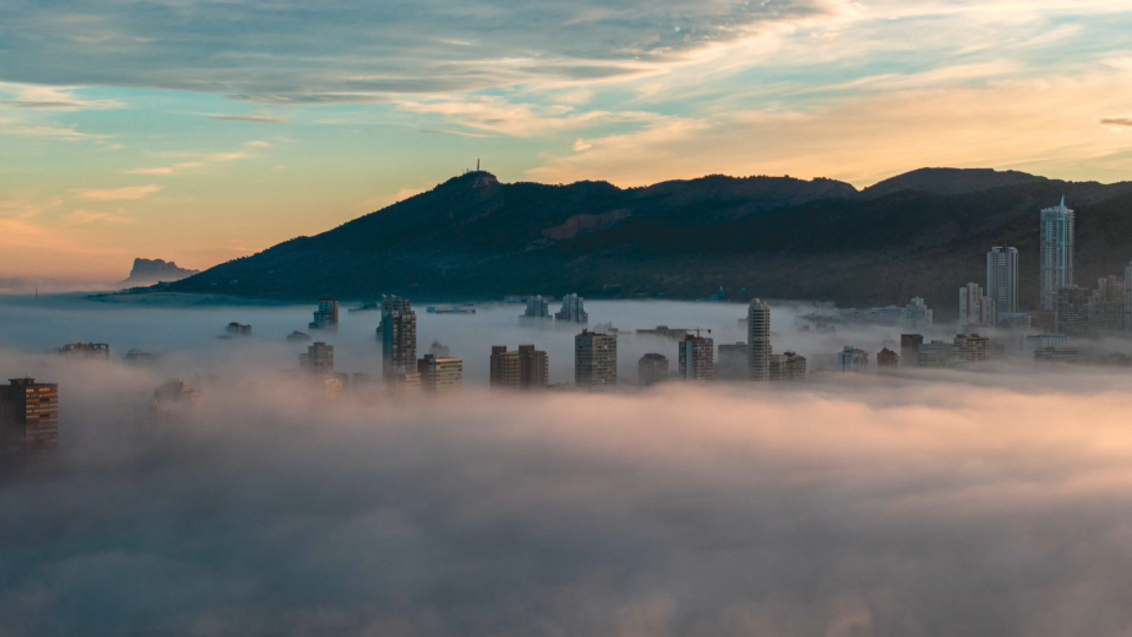La boira cobria, a primera hora del matí, moltes ciutats costaneres valencianes