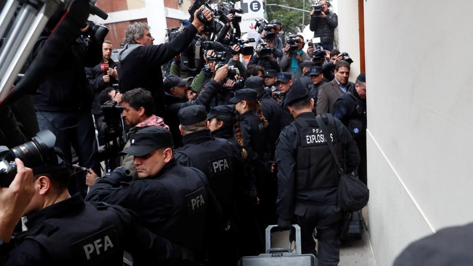 El dispositiu està encapçalat per la Policia Federal d'Argentina. Efe