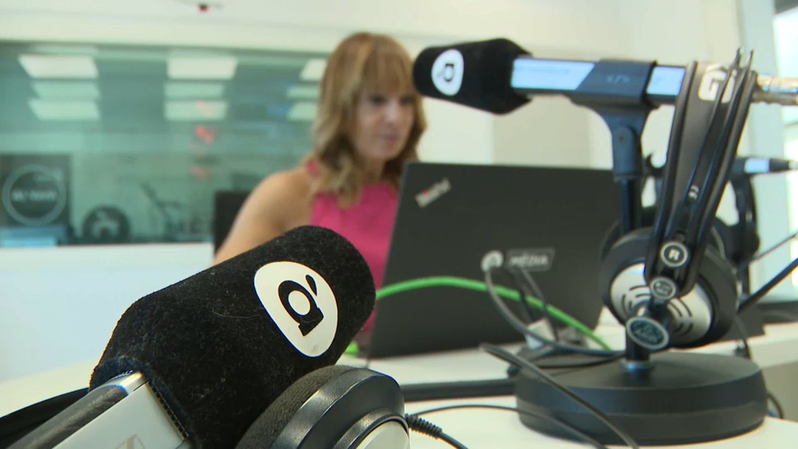 La presentadora Clara Castelló als estudis de la ràdio d'À Punt