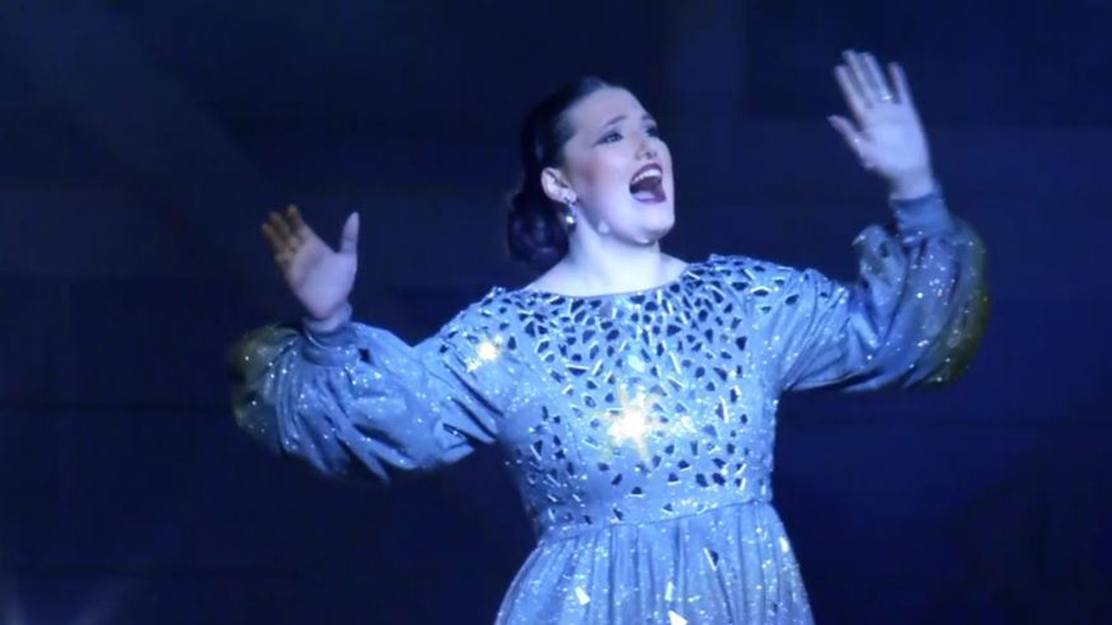 Jennie Morell durant l'actuació del festival d’elecció de la Bellea del Foc 2022