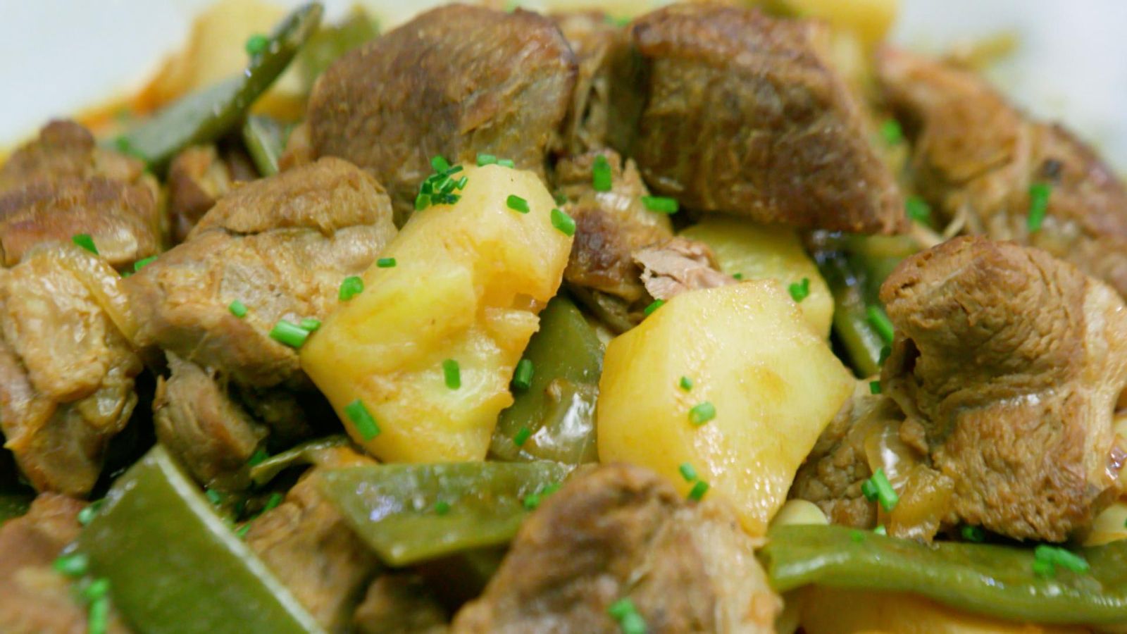 Guisat de corder amb peres i bajoqueta