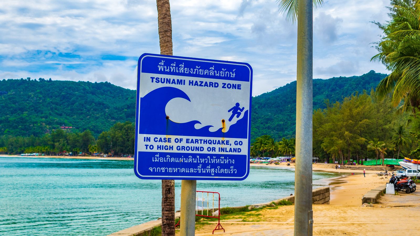 Una zona amb perill de tsunami a la platja de Phuket, Tailàndia