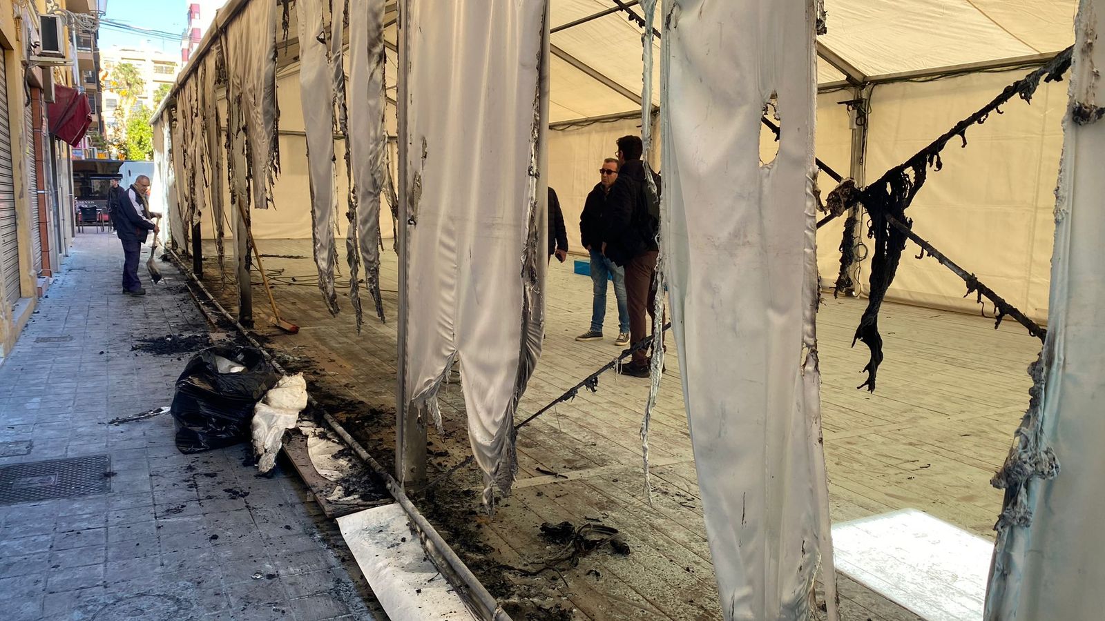 Lateral de la carpa cremat