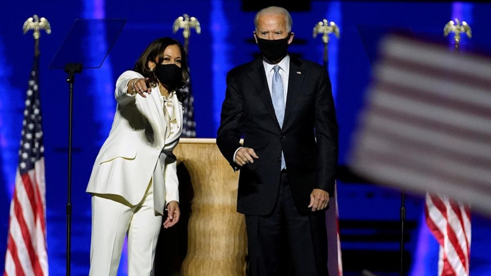 D’esquerra a dreta, la vicepresidenta dels EUA Kamalah Harris i el president Joe Biden celebren la victòria