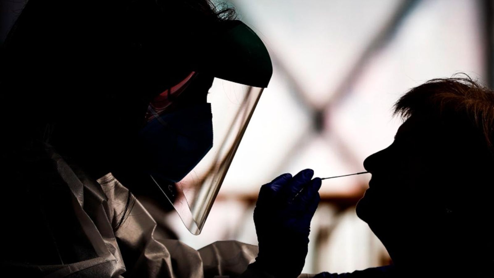 Realització de PCR durant un garbellat per a detectar casos de covid-19. /Javier Etxezarreta (Efe)