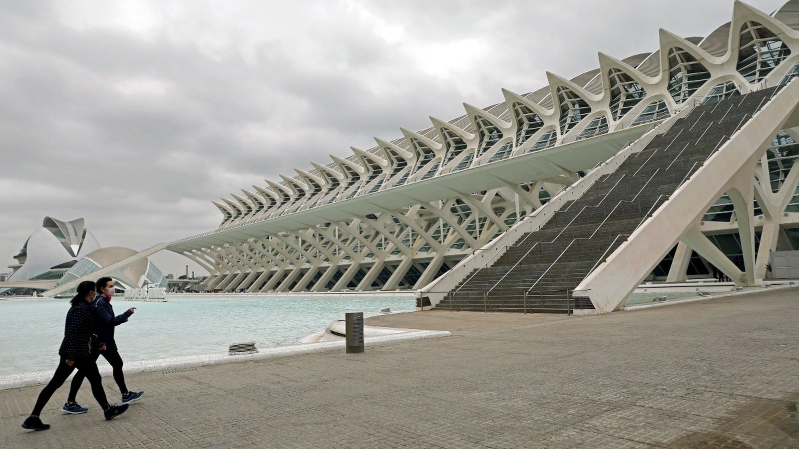 Persones passegen per la Ciutat de les Arts i les Ciències de València