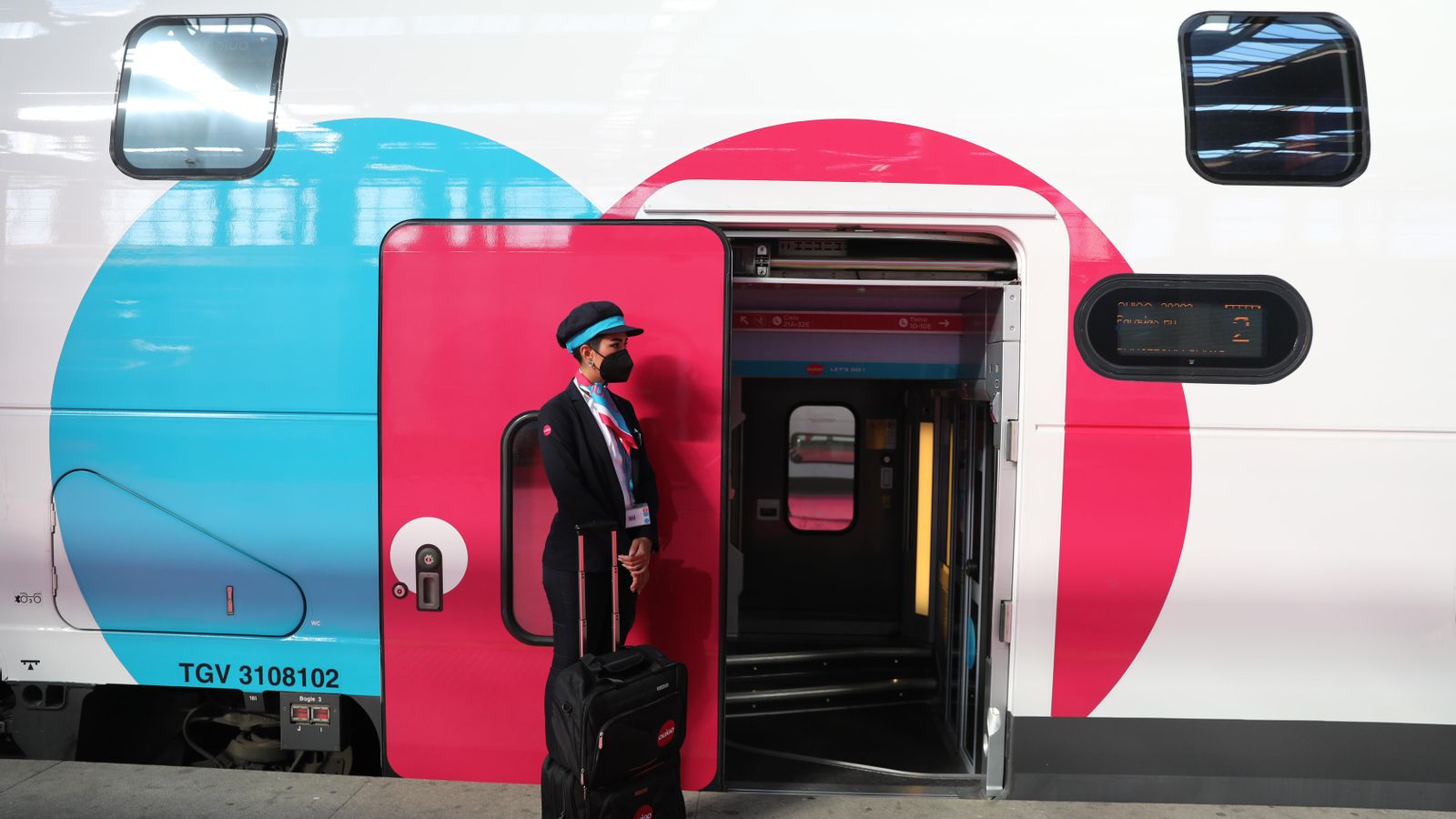 Una treballadora espera en la porta d'un tren durant la inauguració del primer trajecte d'Ouigo a Madrid el passat 7 de maig