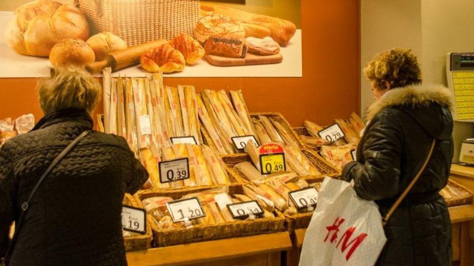 Dues dones compren pa en un supermercat IPC