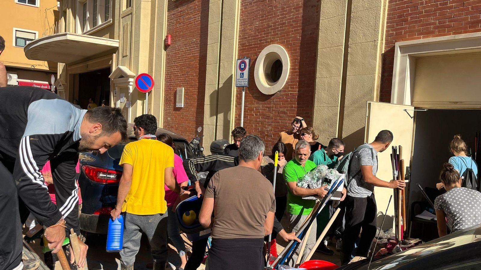 Un grup de persones amb material de neteja a Xiva