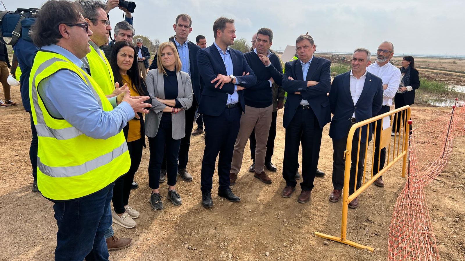 El comissari d'Agricultura, amb el ministre, el president de la Generalitat, la delegada del Govern a la Comunitat Valenciana, el conseller d'Agricultura i l'alcaldessa de Catarroja