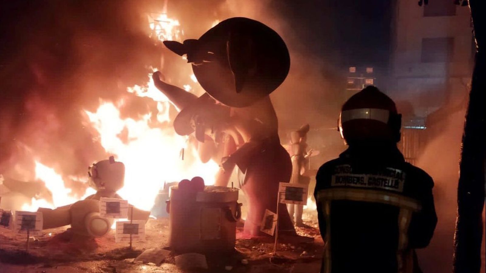 El municipi del Baix Maestrat va botar foc a tots els seus monuments diumenge per a allargar la festa