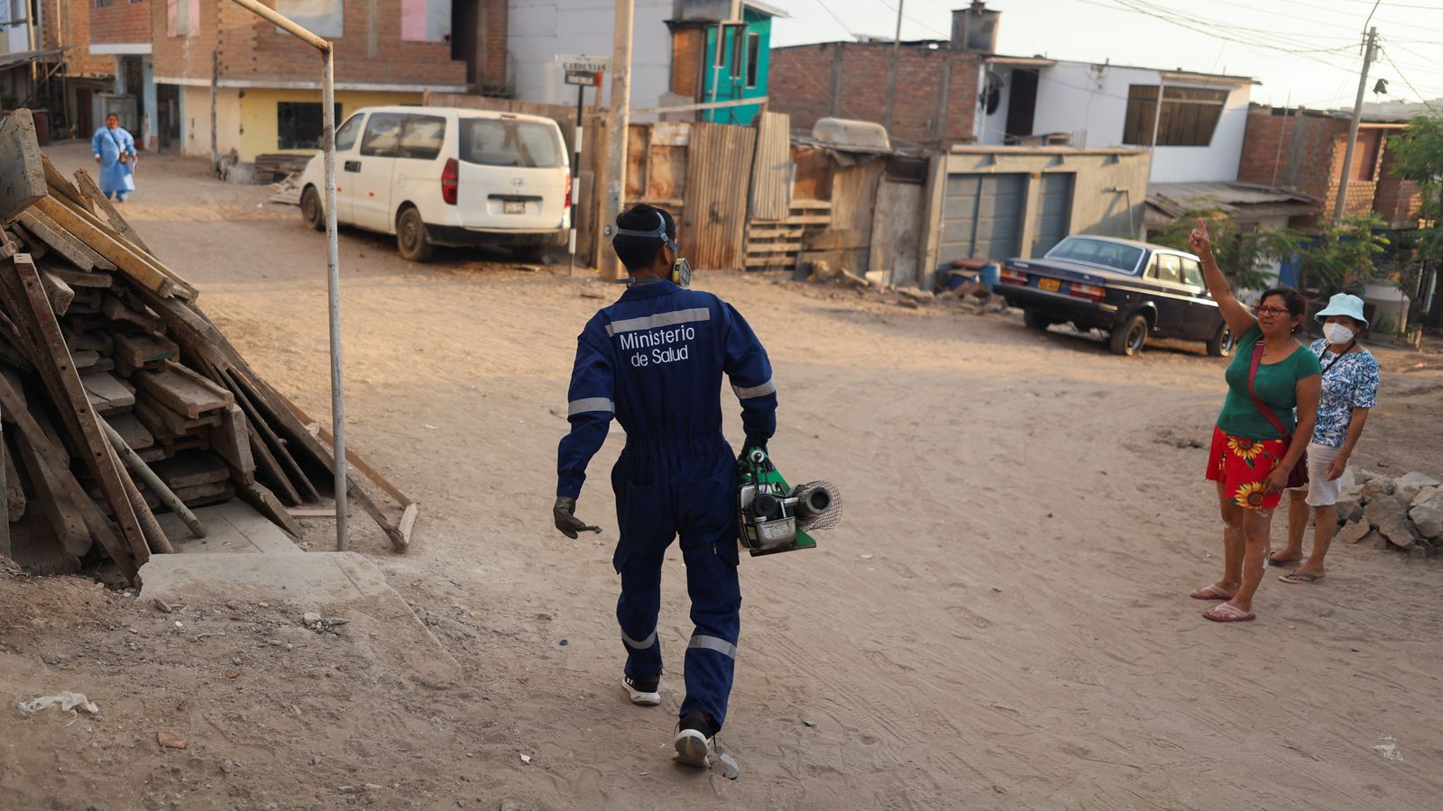 Un operari del Ministeri de Salut del Perú fumiga a la ciutat de Lima