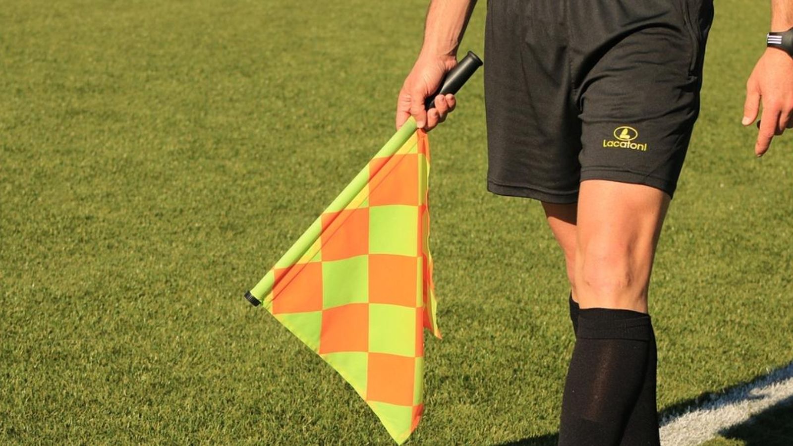 Detenen un extreballador de la Federació Valenciana de Futbol per sostraure dades d\'àrbitres per a fer estafes