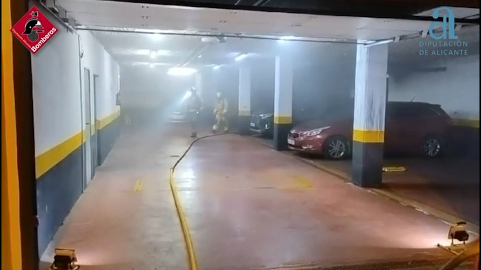 Un incendi en un garatge subterrani de Torrevieja calcina tres vehicles