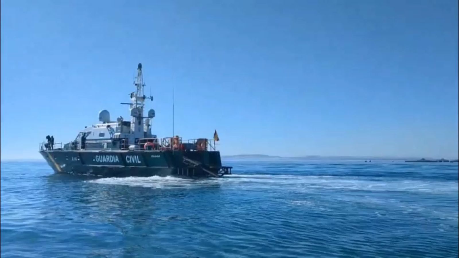 Un vaixell de la Guàrdia Civil busca un home desaparegut