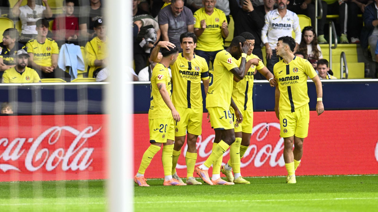 Els jugadors del Villarreal celebren un dels gols contra el Rayo