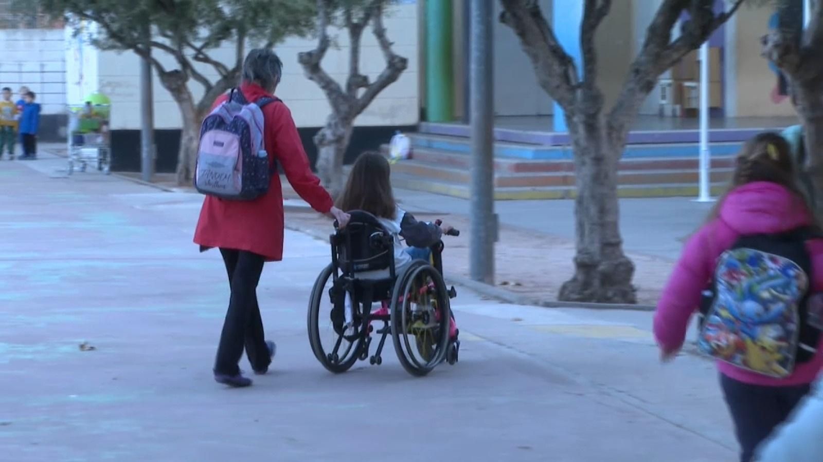 Una de les alumnes del CEIP Tomás de Villarroya de València, en cadira de rodes