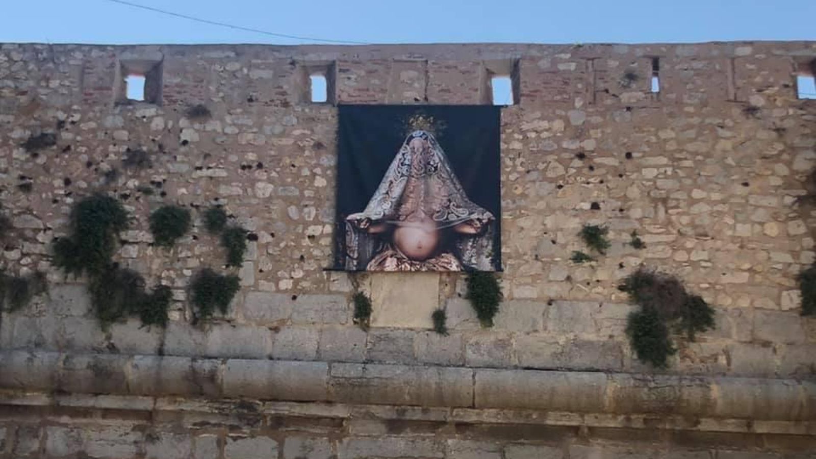 Imatge l'obra penjada a la muralla, abans que la furtaren