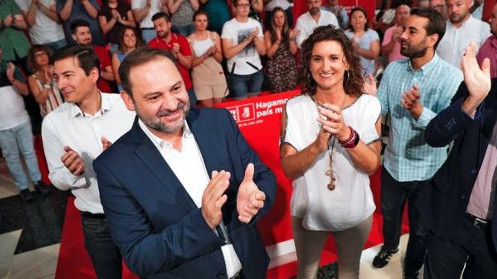 Ábalos (centre), amb l'alcalde de Burjassot, Rafael García, i la secretària provincial del PSPV, Mercedes Caballero, i el secretari d'Organització del PSPV, José Muñoz (d'esquerra a dreta).
