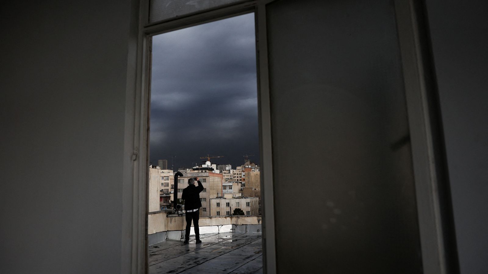 Núvol de fum després d’un atac contra dipòsits de combustible en una refineria de petroli a Teheran