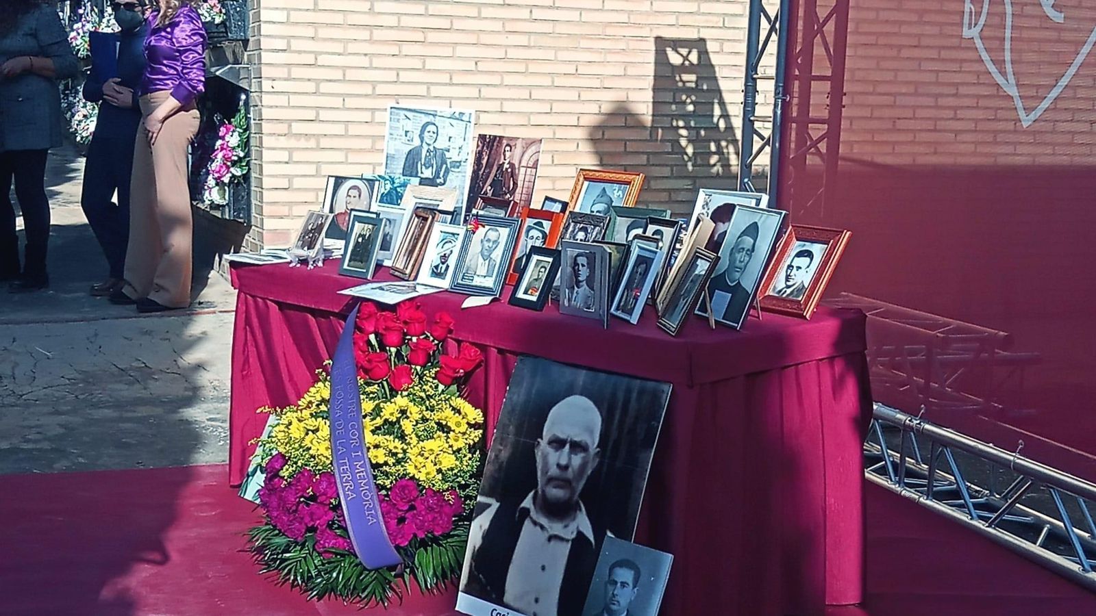 Homenatge a les víctimes i familiars en el cementeri de Paterna