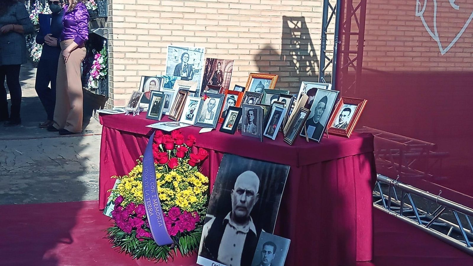 Homenatge a les víctimes i familiars en el cementeri de Paterna