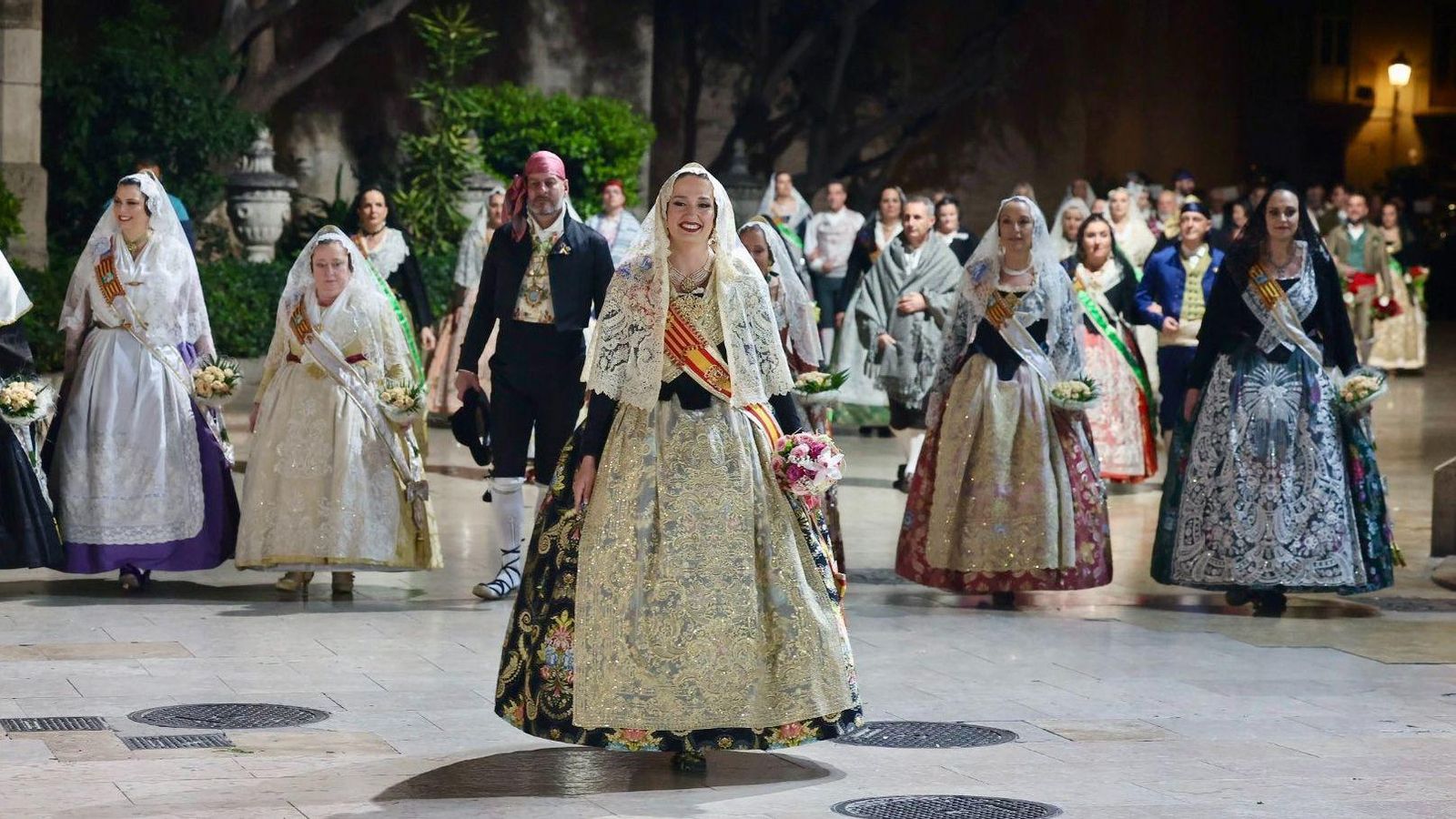 La fallera major, Laura Mengó, arriba a la plaça de la Mare de Déu