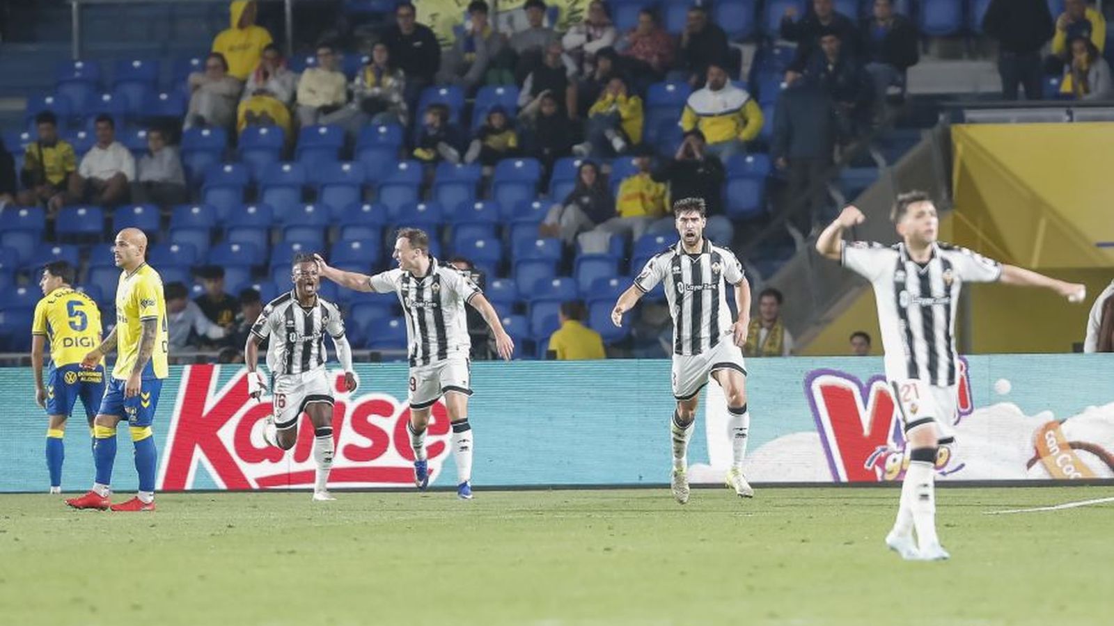 Els jugadors del Castelló celebren el gol de Brignani, en el minut 104