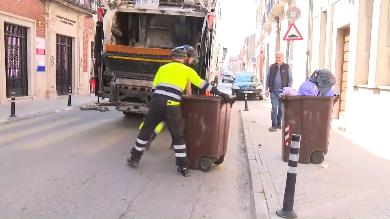 Els operaris de l'empresa externa, amb camions escortats per la Policia Local, recullen tot el fem acumulat durant la setmana passada