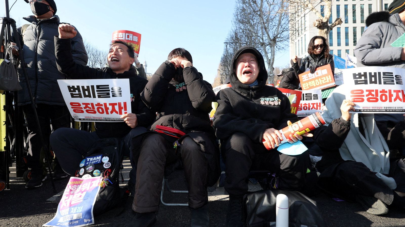 Manifestants a la porta del tribunal
