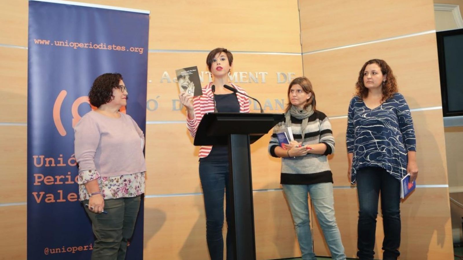 Un moment de la presentació del manual, que actualitza una obra anterior que s'havia quedat desfassada