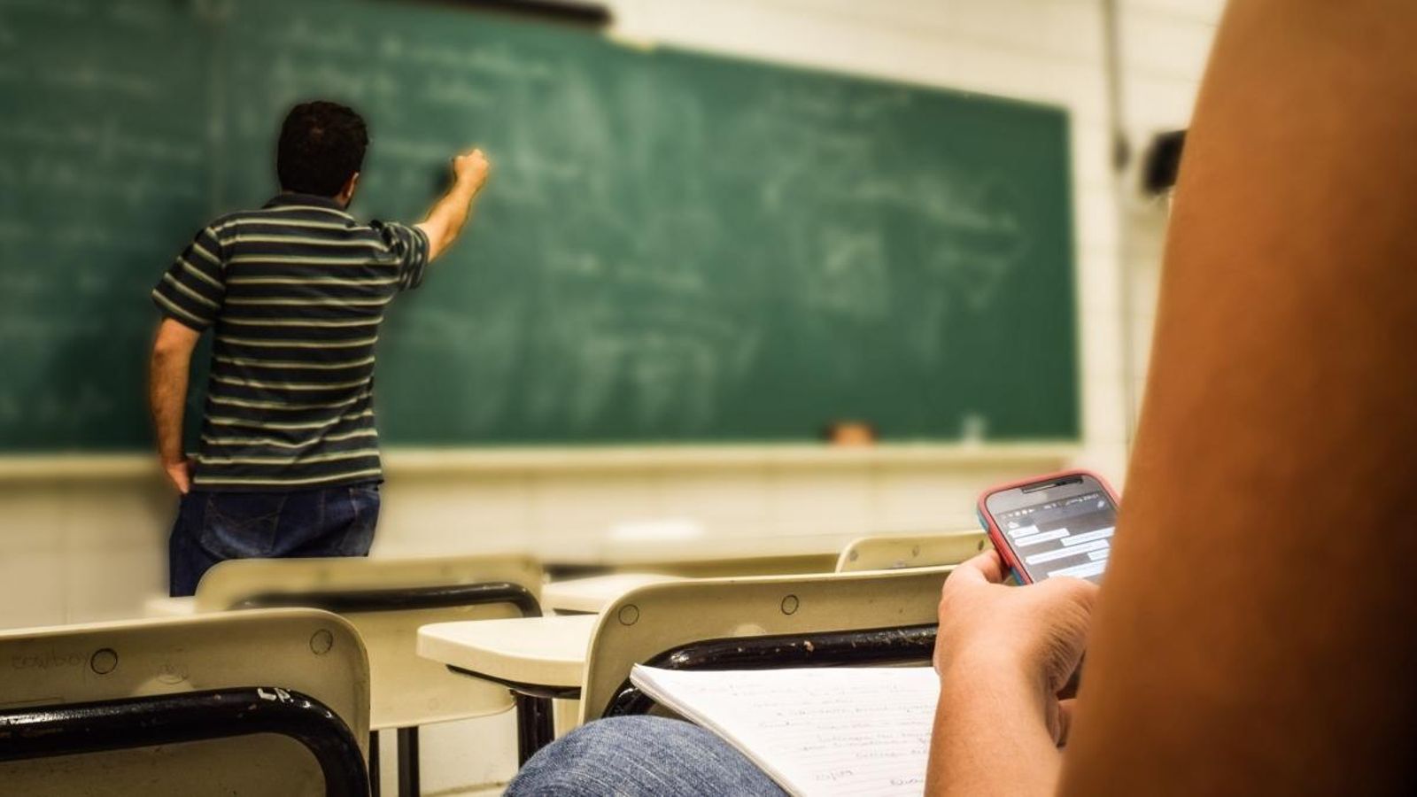 Les Corts estudiaran com combatre l’assetjament escolar i previndre els temporals