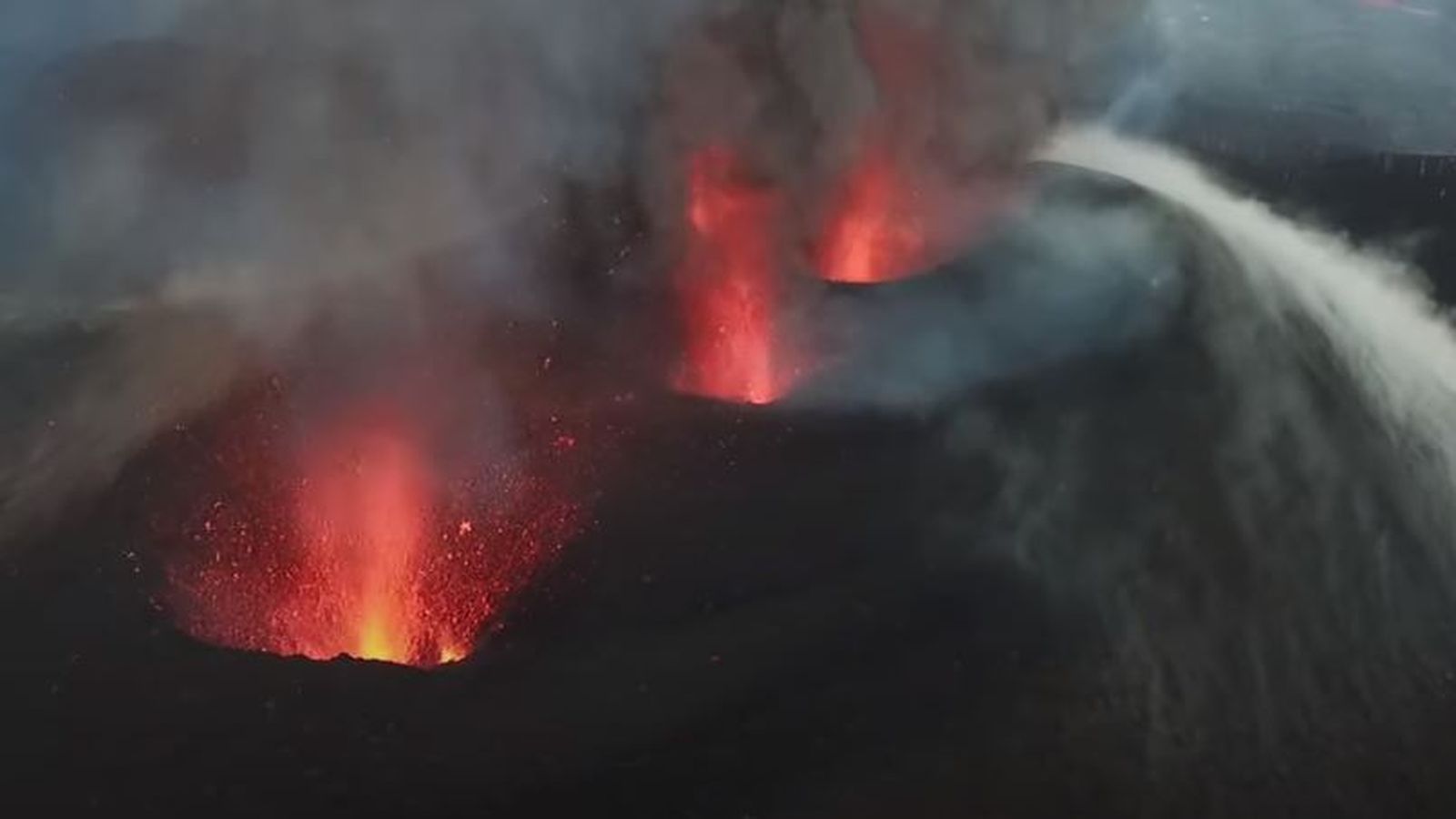 Vista aèria de les boques del volcà de La Palma