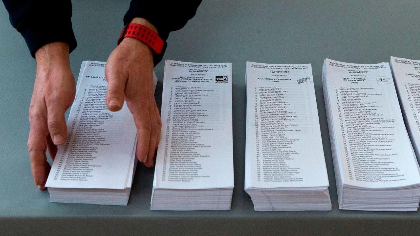 Preparatius al col·legi electoral instal·lat al Pavelló Camp del Ferro del barrio de Sant Andreu de Barcelona