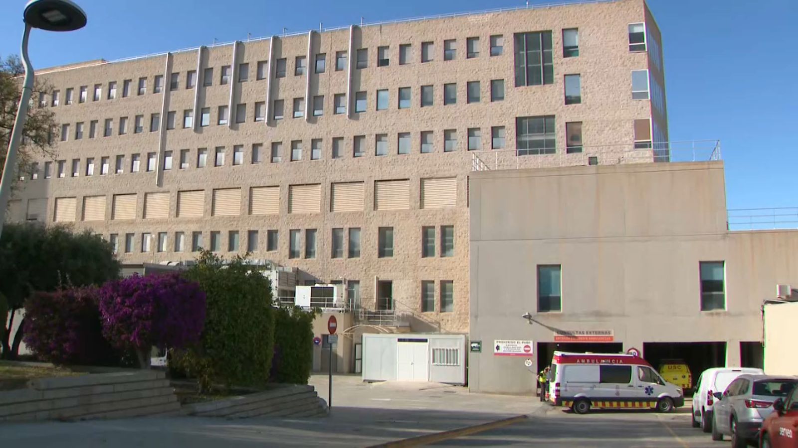 Una ambulància s'aproxima a l'Hospital de Sant Joan d'Alacant, en una imatge d'este divendres