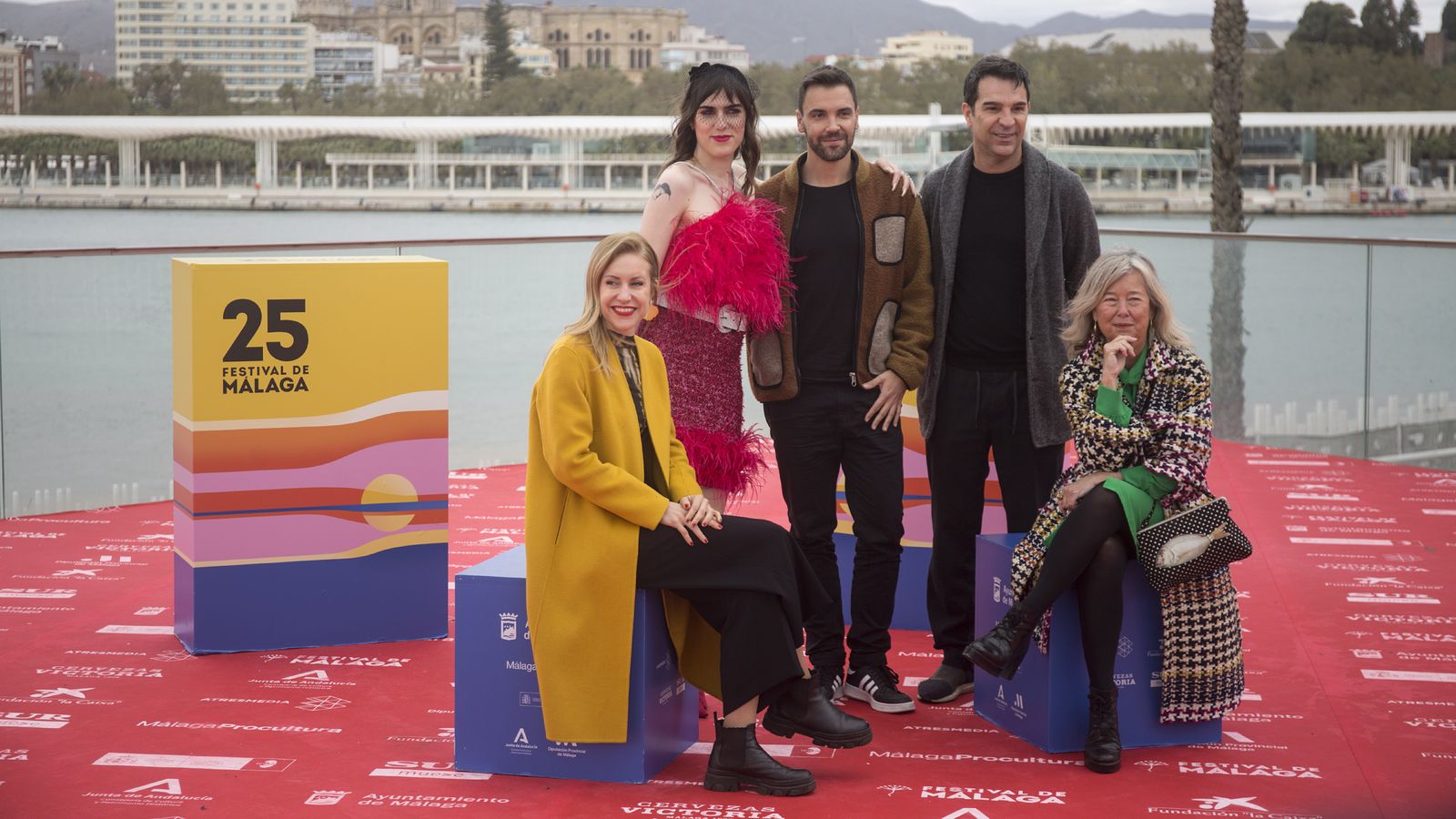 El director Adrián Silvestre i l'actriu Raphaëlle Pérez posen amb els productors Alba Sotorra, Javier Pérez Santana i Marta Figueras