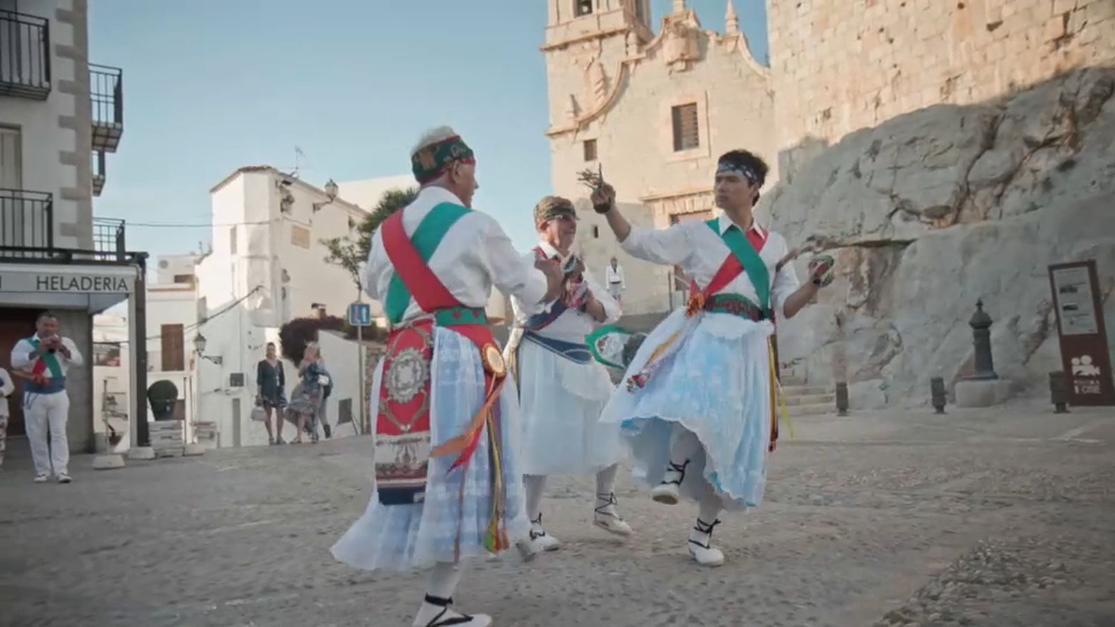 Hu Zhao fins i tot s'atreveix a aprendre les danses típiques de Peníscola
