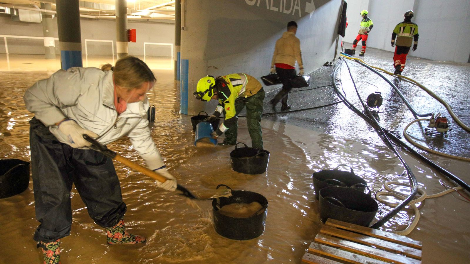 Afectats per la dana de València ajuden en Huétor Tajar