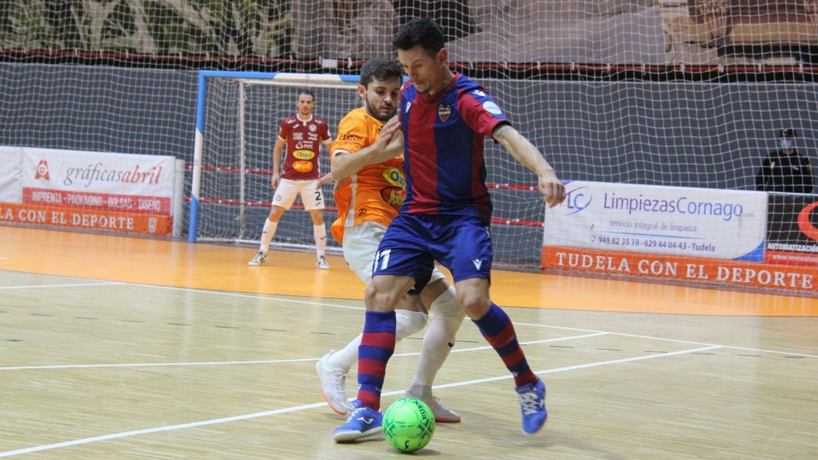 Everton Cardoso protegeix una pilota davant la pressió rival