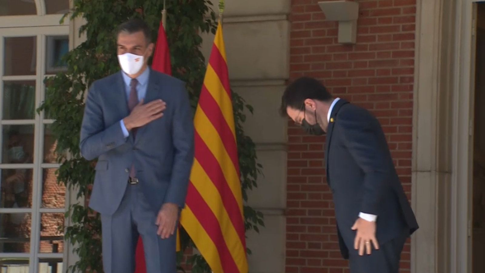 Pedro Sánchez rep a Pere Aragonés amb la mà al pit
