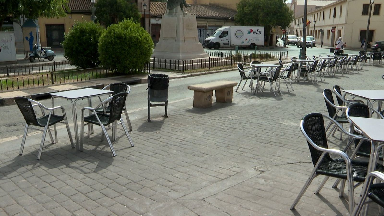 Ningú dina a una terrassa al sol