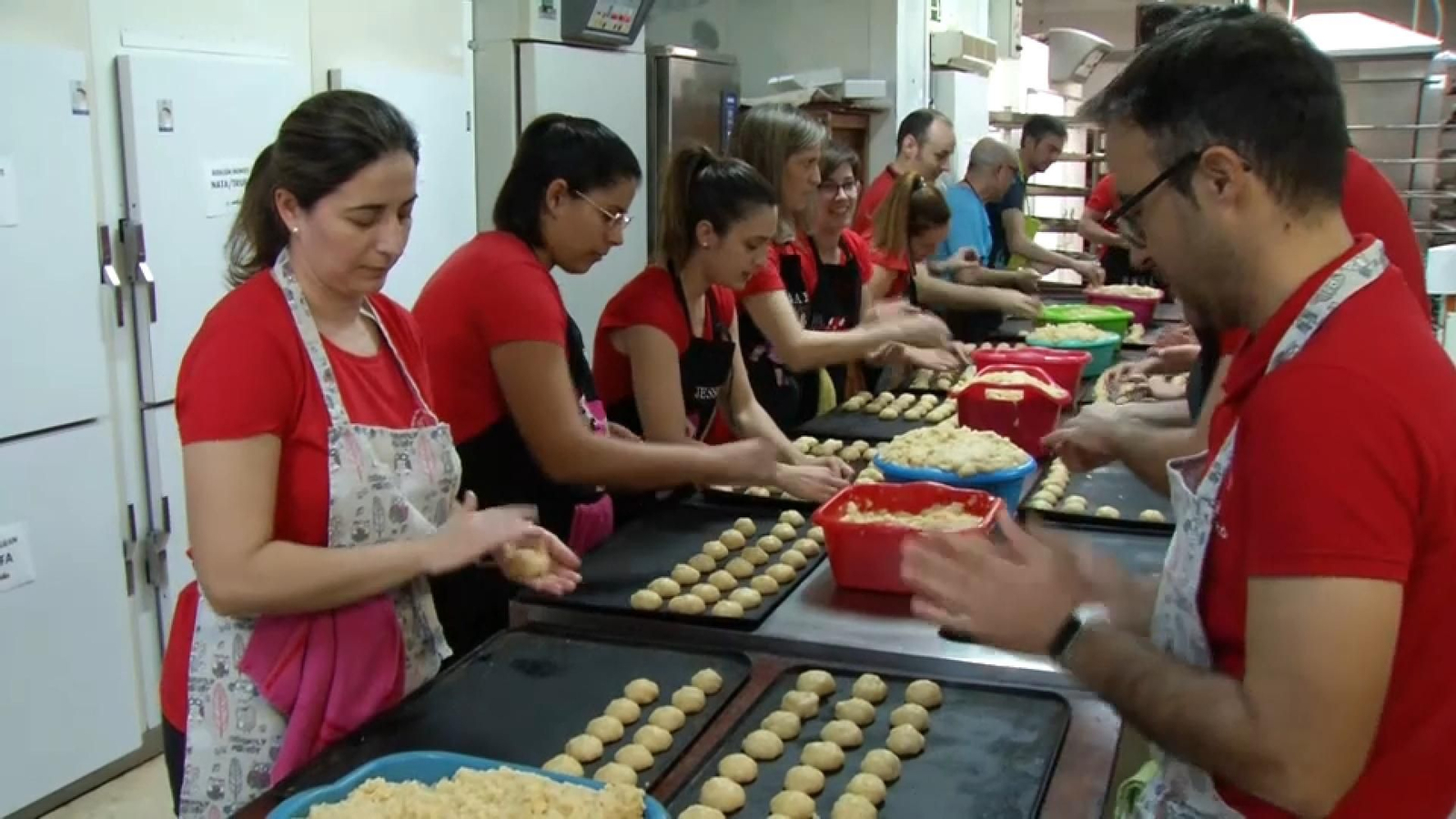 El veïnat de Benicarló prepara les 125.000 coques de Sant Antoni
