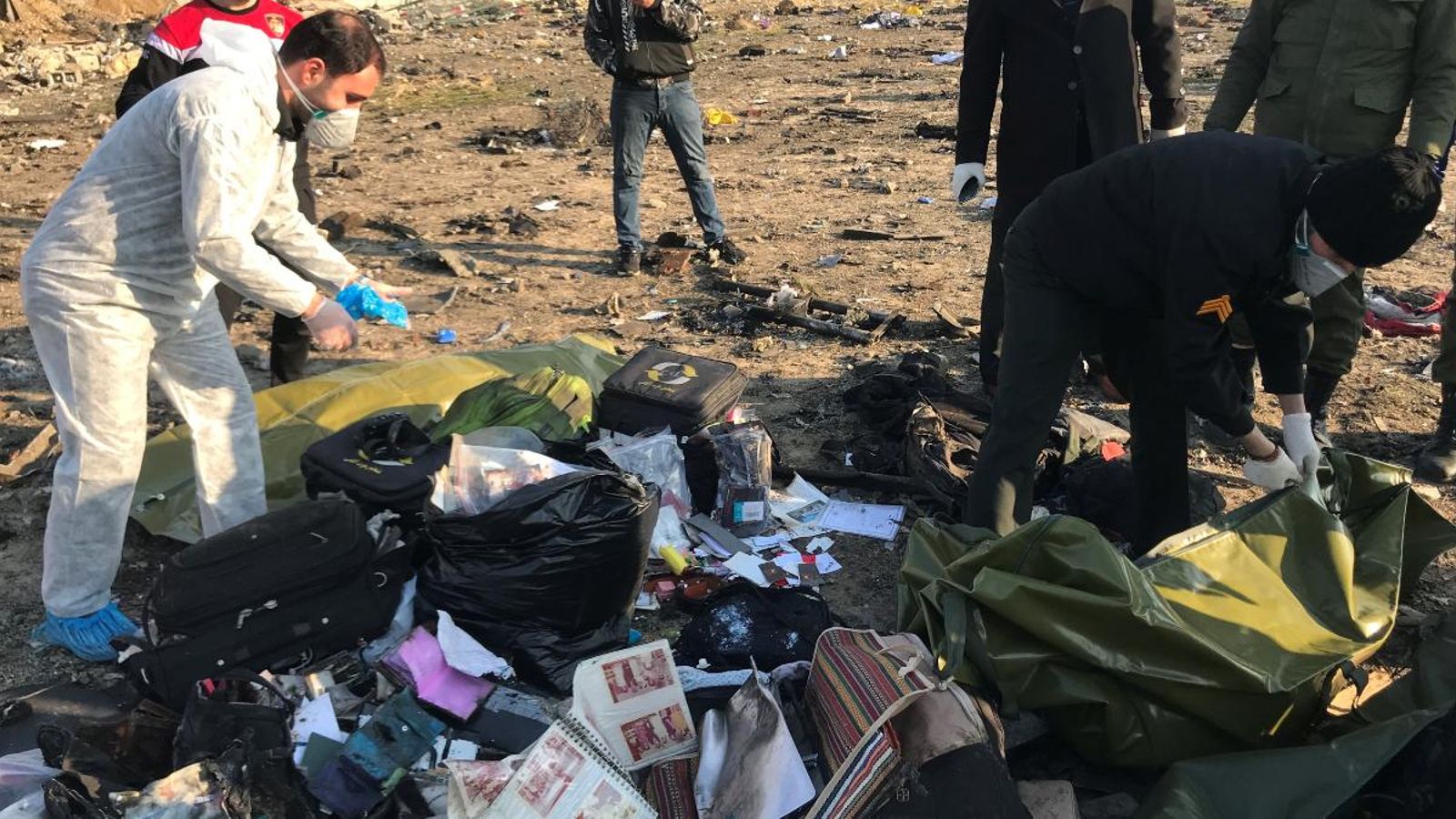 Un equip d’emergències treballa en el lloc dels fets