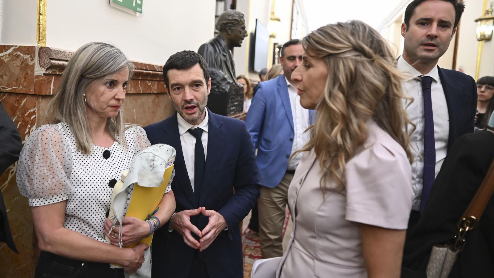 La vicepresidenta segona i ministra de Treball, Yolanda Díaz (dreta), i el ministre de Drets Socials, Pablo Bustinduy (centre), este dimarts al Congrés