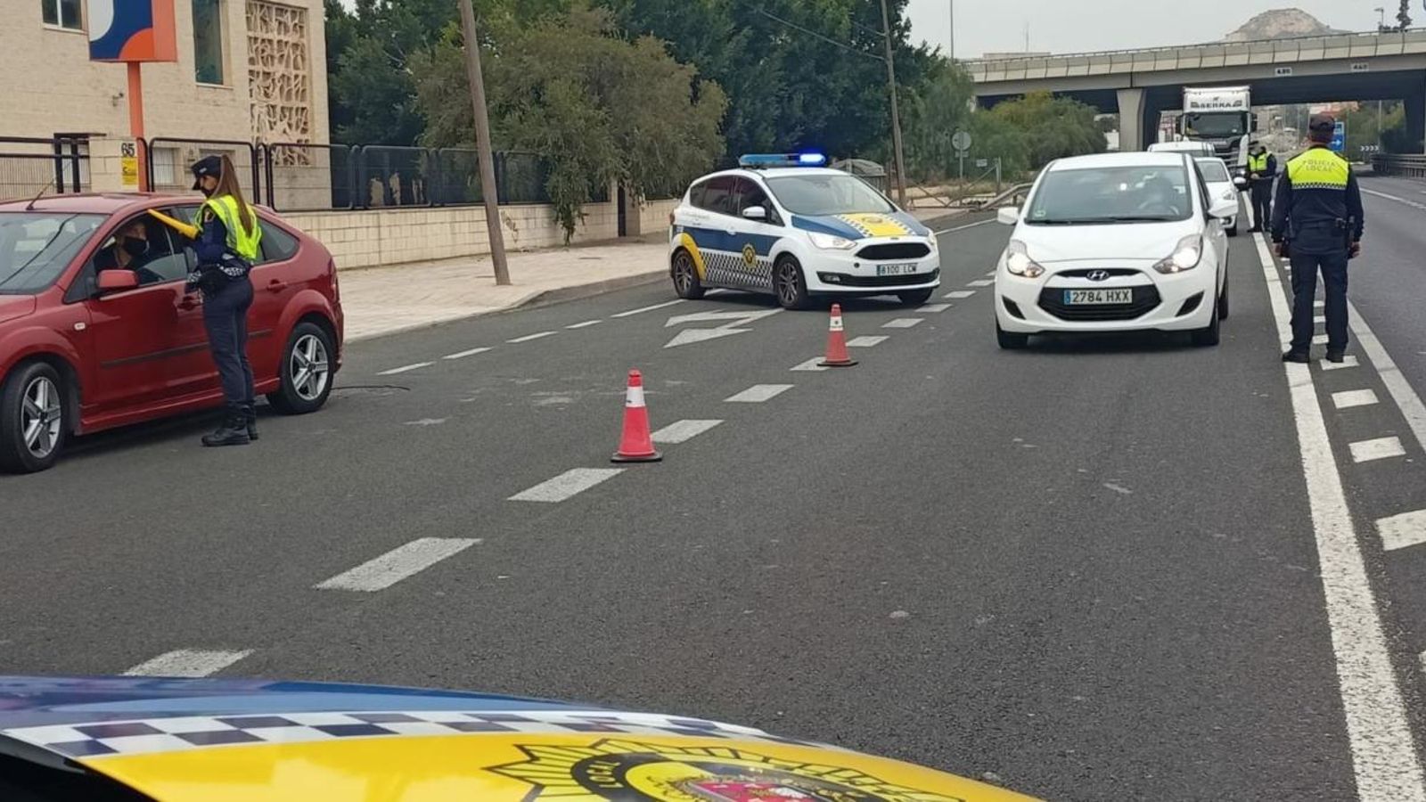 Control de policia a l'entrada a una de les ciutats de la Comunitat Valenciana