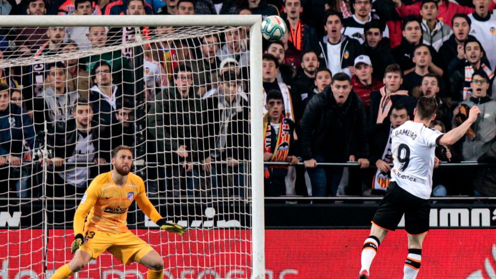 Kevin Gameiro dispara a porta davant Jan Oblak EFE