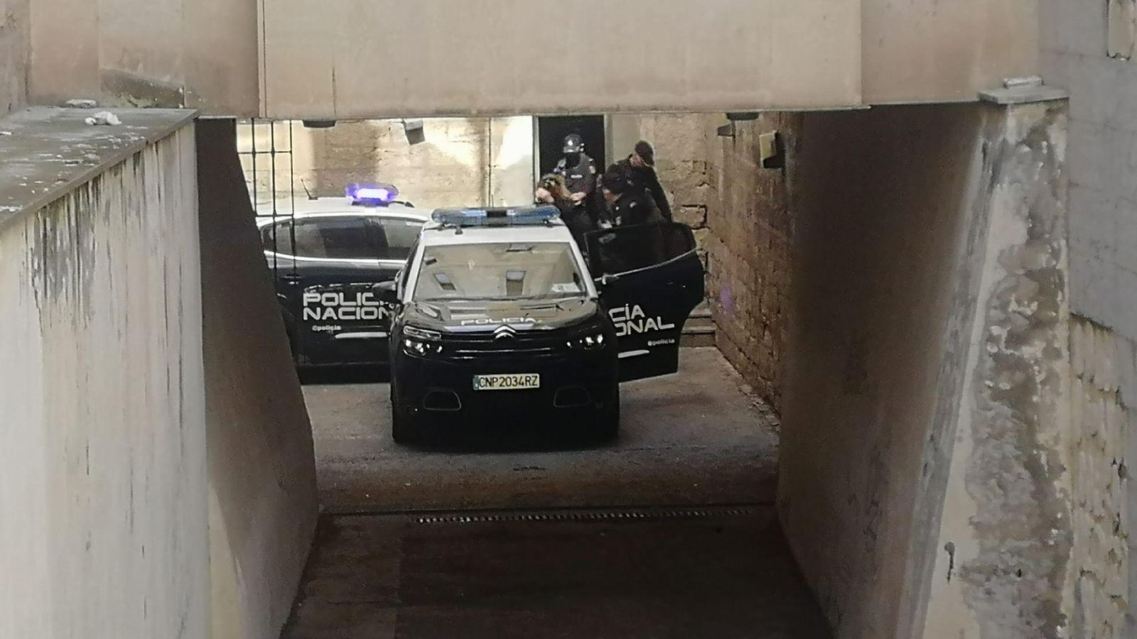 Moment en que traslladen la presumpta autora del crim a la presó de Fontcalent