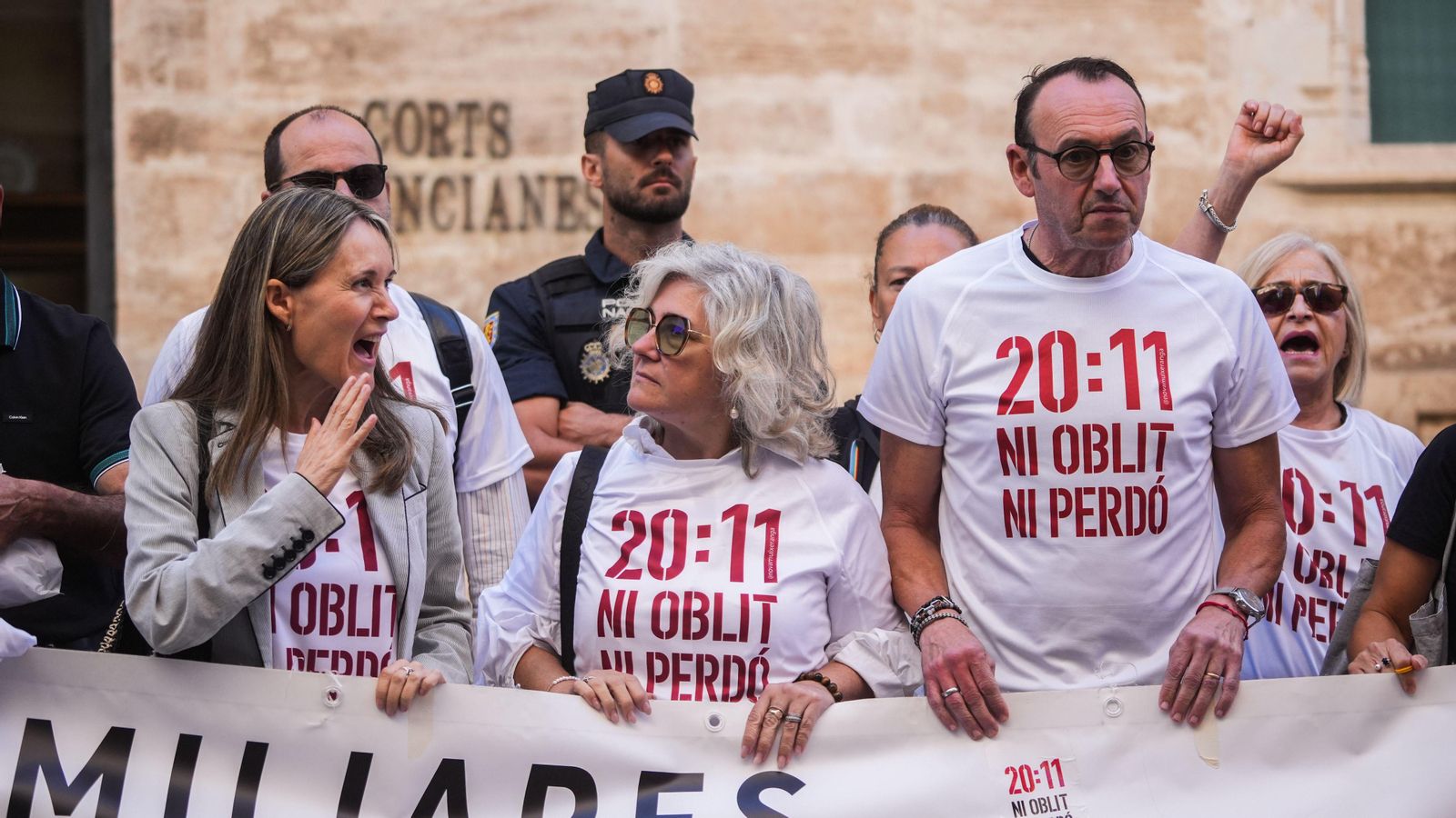 Imatge d'arxiu de víctimes de la dana en una concentració davant les Corts