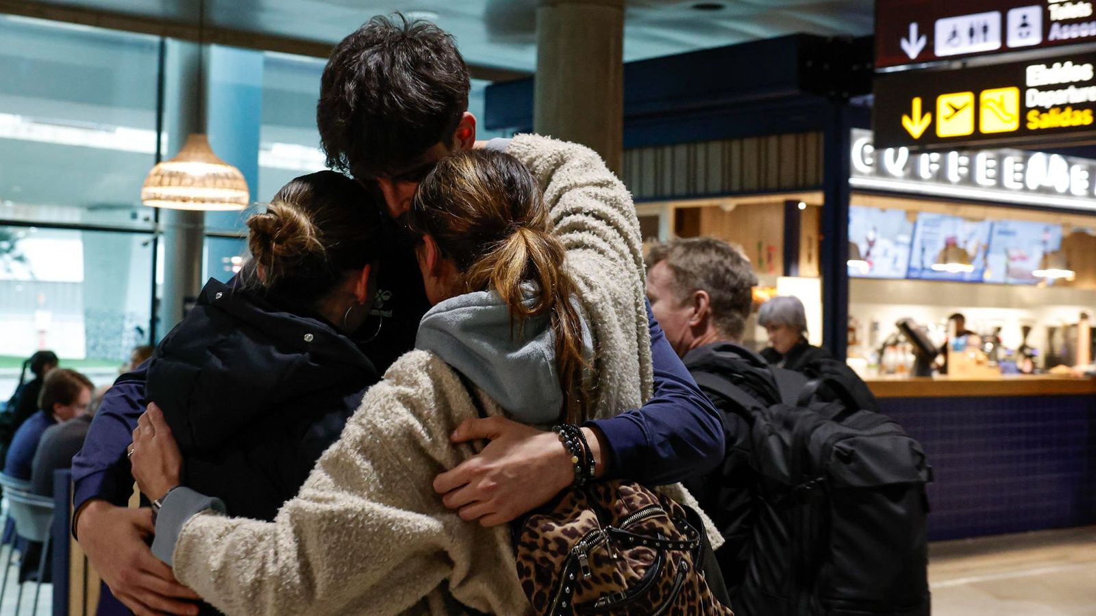 Un dels jugadors, amb la seua família a l'arribada a Manises